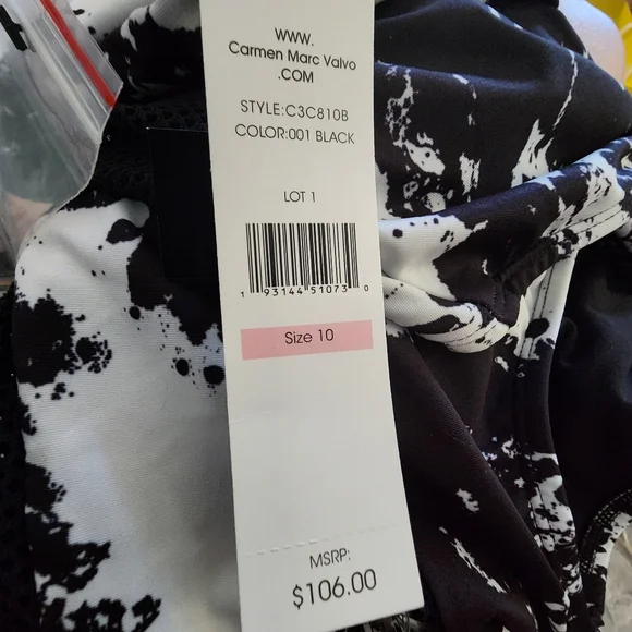 Carmen Marc Valvo Monochrome One-Shoulder Swimsuit Comes With Extra Strap. - Picture 8 of 8